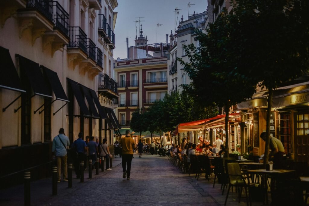 Pareja o profesional viviendo en España tras obtener su residencia legal